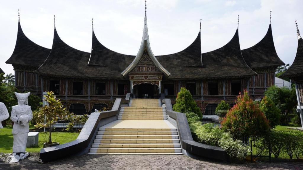 Mervit Hotel Padang  Exterior photo