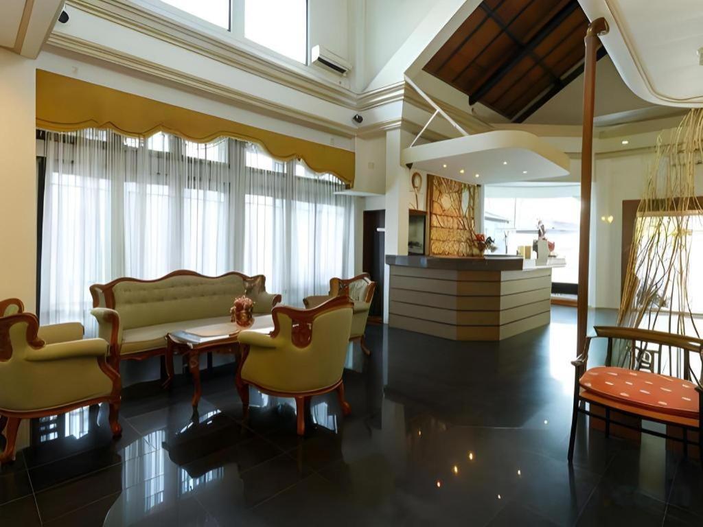 Mervit Hotel Padang  Exterior photo
